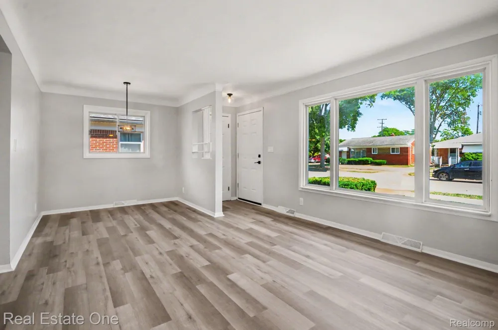 24337 Courtland Avenue Eastpointe City, MI 48021