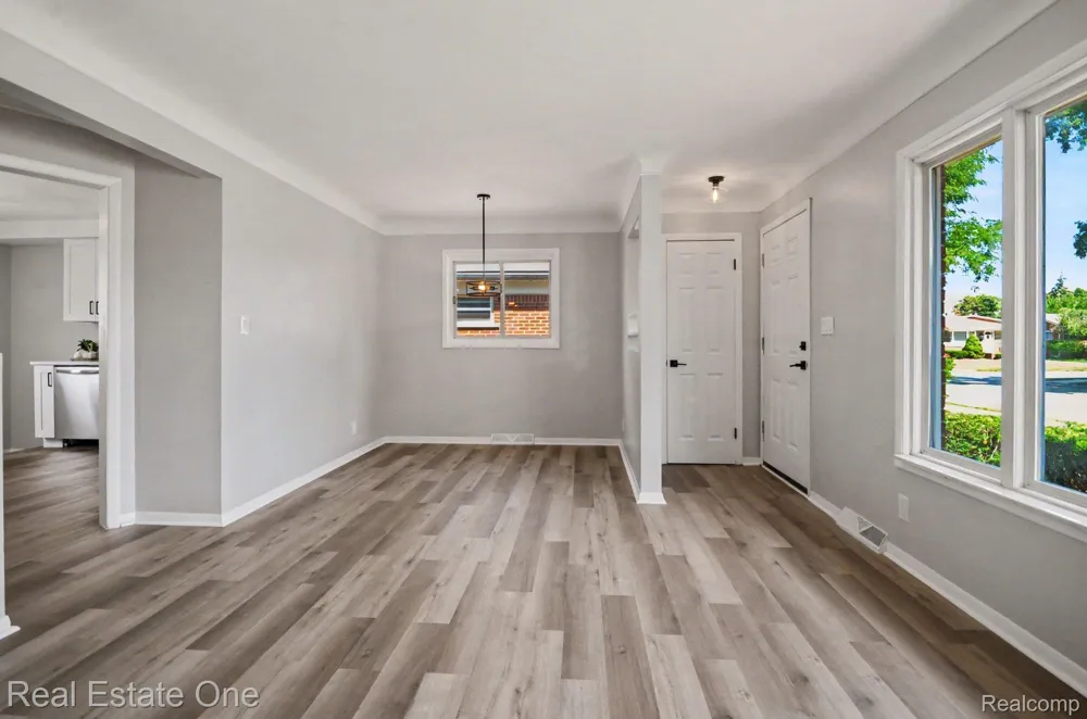 24337 Courtland Avenue Eastpointe City, MI 48021