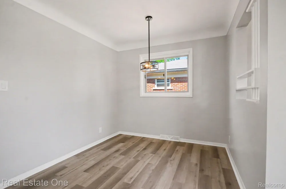 24337 Courtland Avenue Eastpointe City, MI 48021