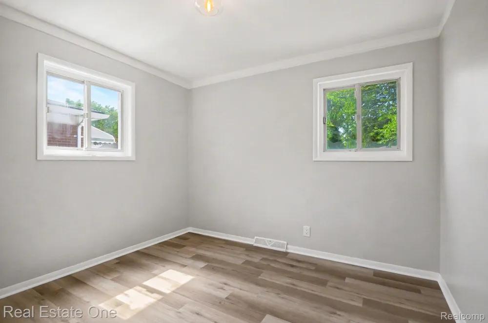 24337 Courtland Avenue Eastpointe City, MI 48021