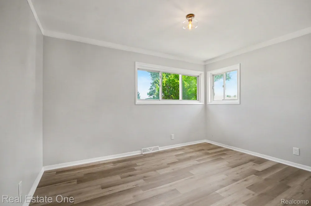 24337 Courtland Avenue Eastpointe City, MI 48021