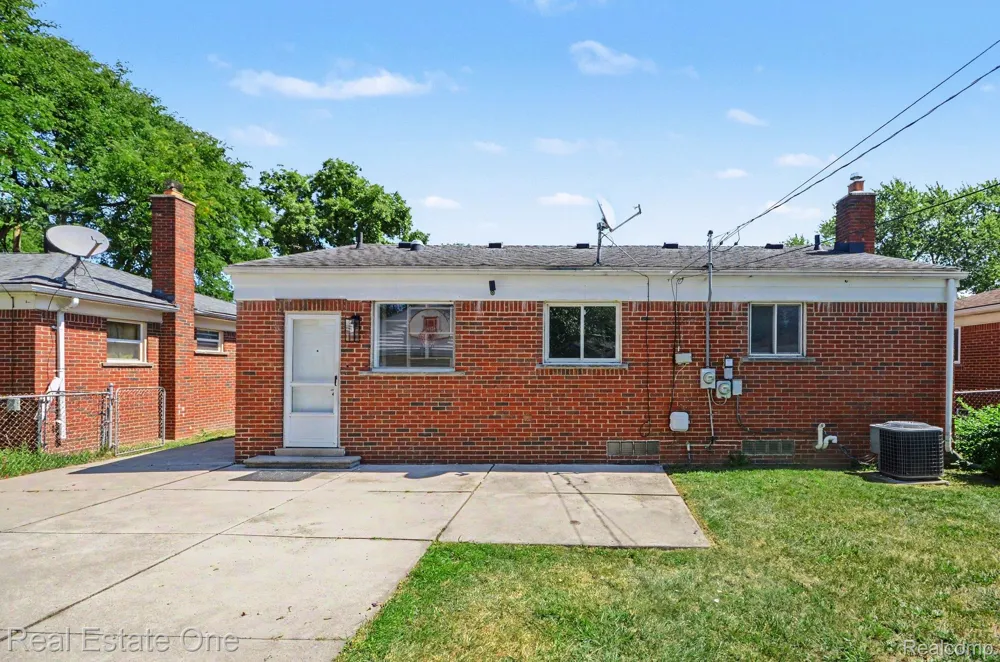 24337 Courtland Avenue Eastpointe City, MI 48021