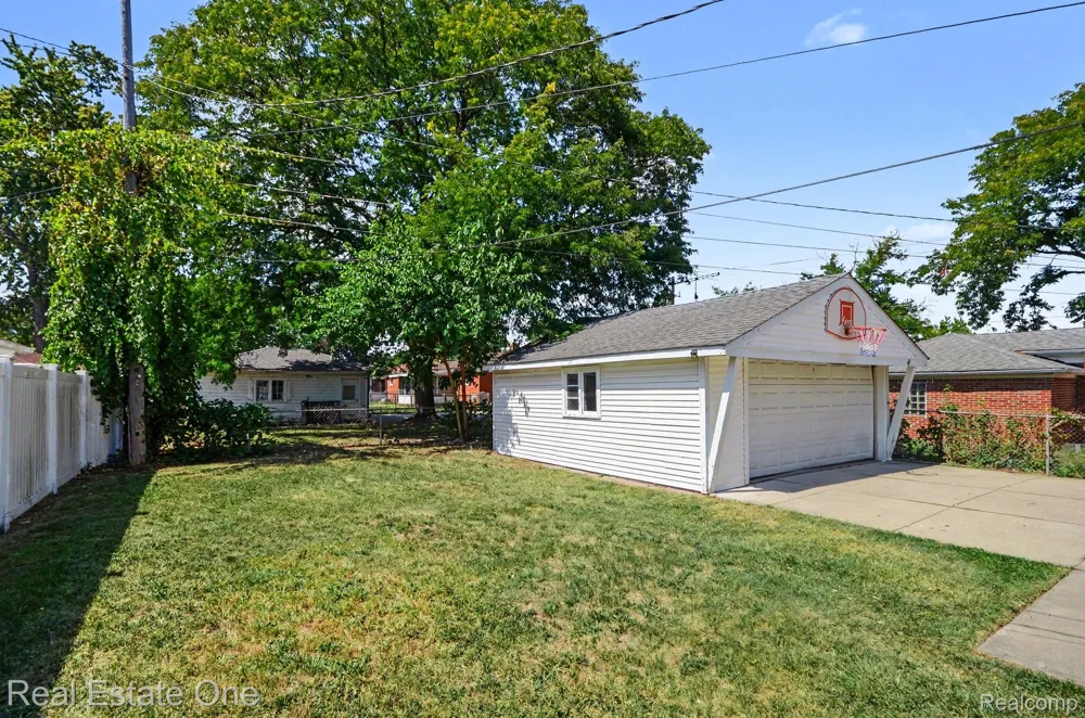 24337 Courtland Avenue Eastpointe City, MI 48021