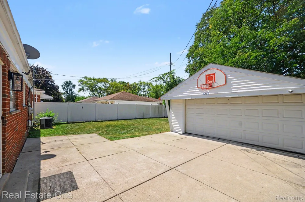 24337 Courtland Avenue Eastpointe City, MI 48021