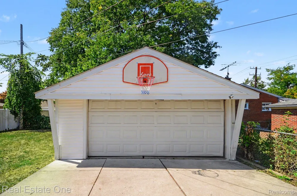 24337 Courtland Avenue Eastpointe City, MI 48021