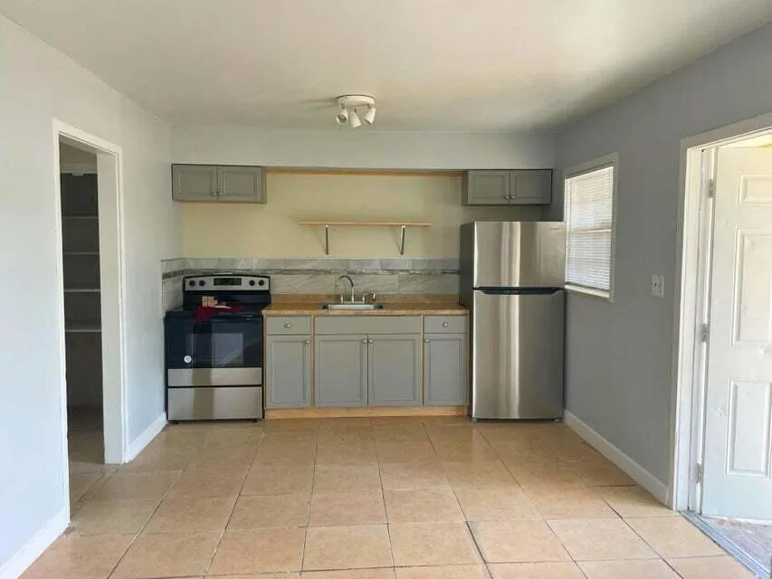 243 SE 25TH AVENUE Boynton Beach, FL 33435