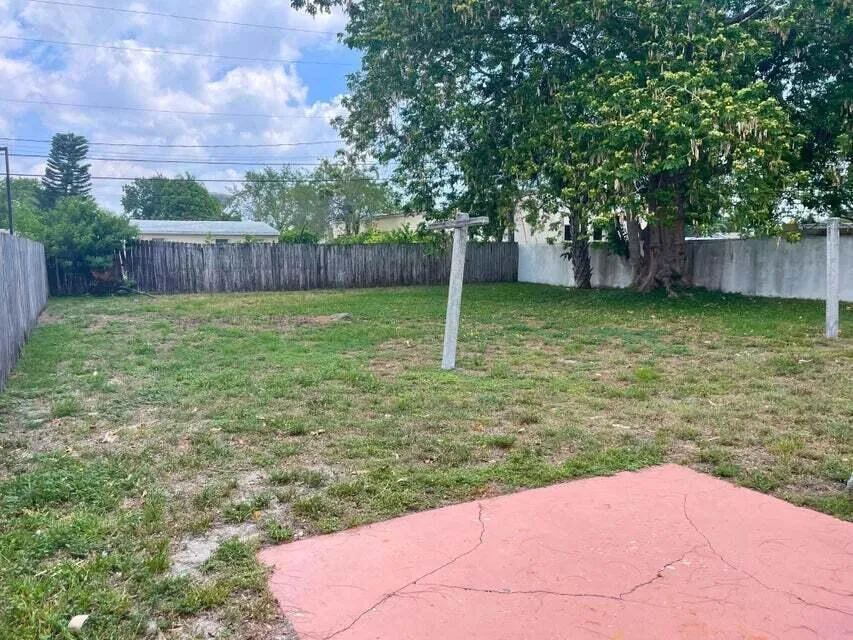 243 SE 25TH AVENUE Boynton Beach, FL 33435