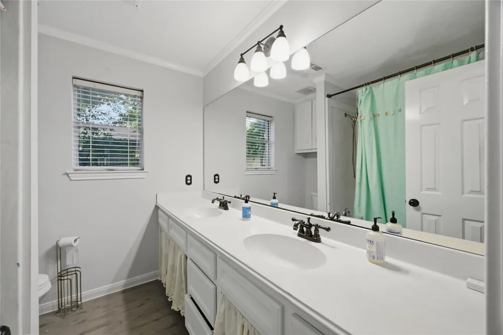 15810 Acapulco Drive Jersey Village, TX 77040