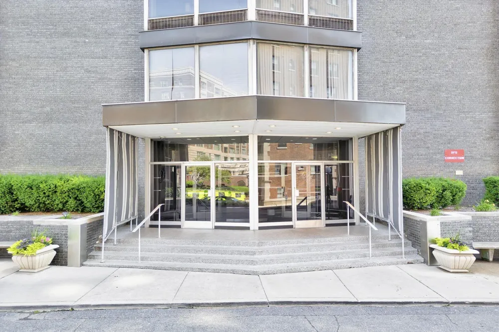 8200 E Jefferson Avenue #610 Detroit, MI 48214
