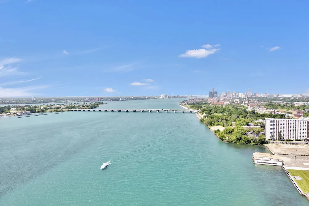 8200 E Jefferson Avenue #610 Detroit, MI 48214