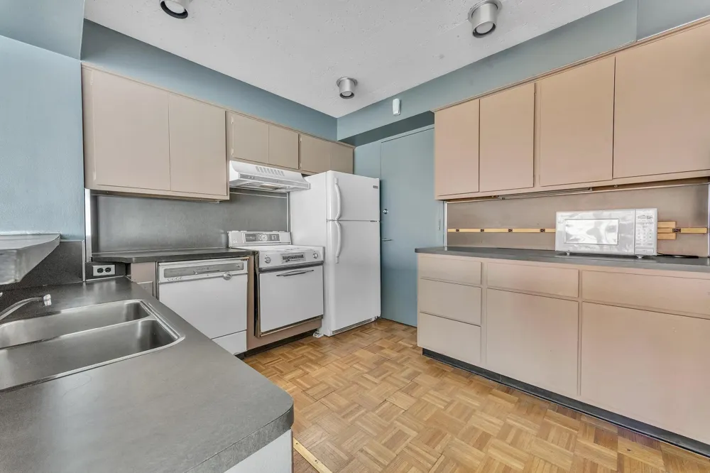 8200 E Jefferson Avenue #610 Detroit, MI 48214