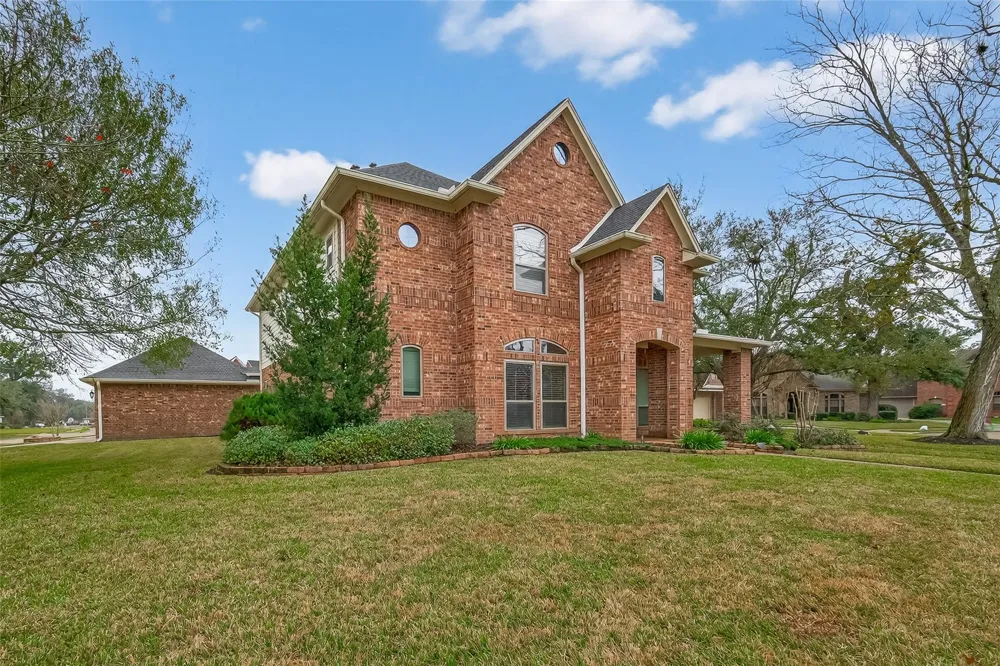 51 English Oak Court Lake Jackson, TX 77566