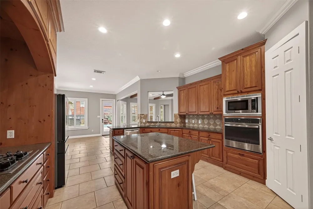 51 English Oak Court Lake Jackson, TX 77566