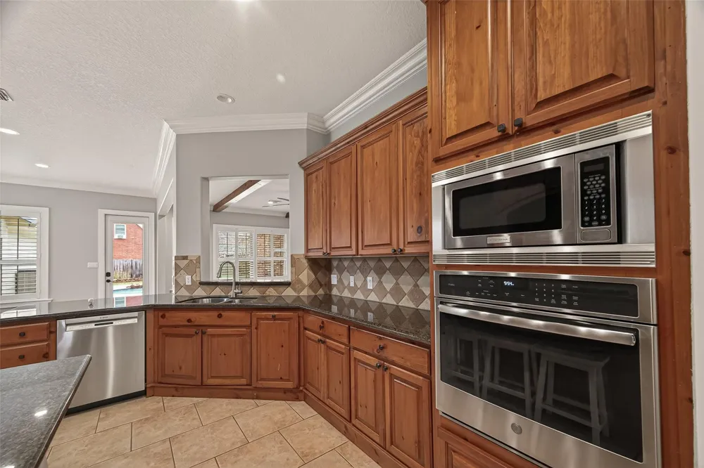 51 English Oak Court Lake Jackson, TX 77566