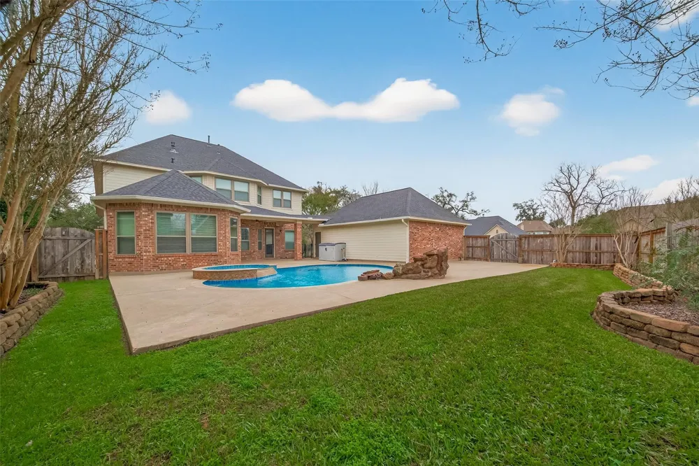 51 English Oak Court Lake Jackson, TX 77566