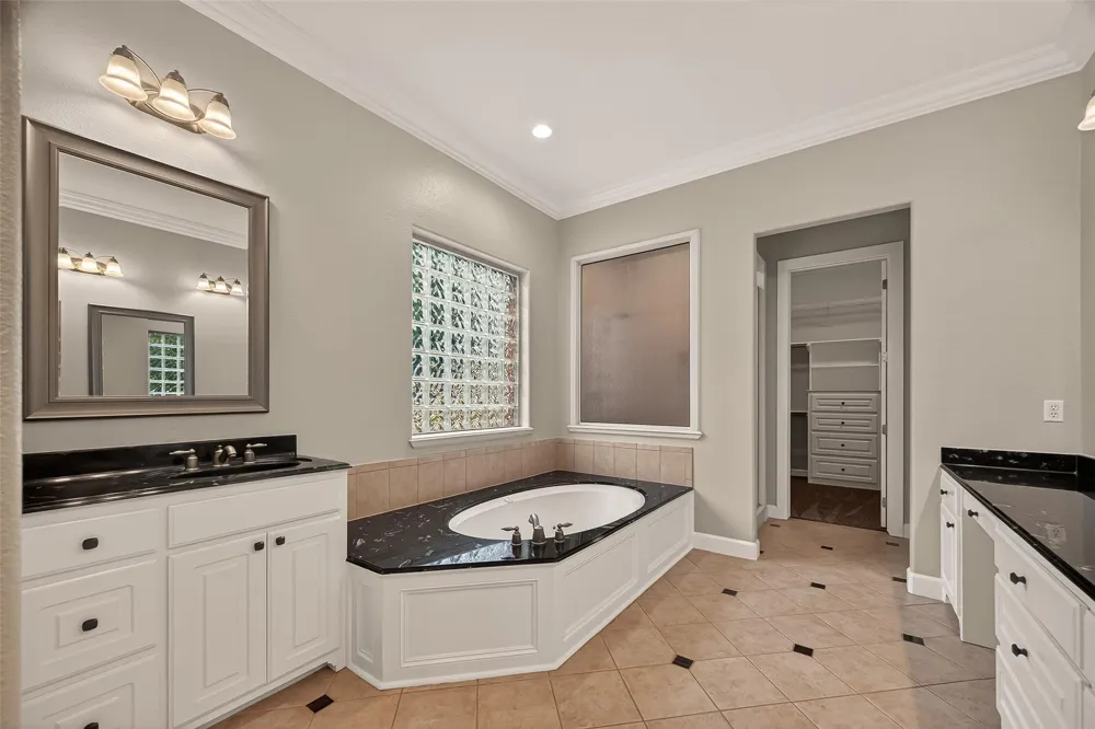 51 English Oak Court Lake Jackson, TX 77566