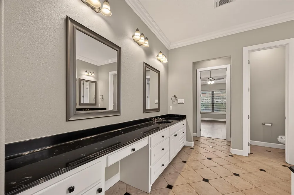 51 English Oak Court Lake Jackson, TX 77566