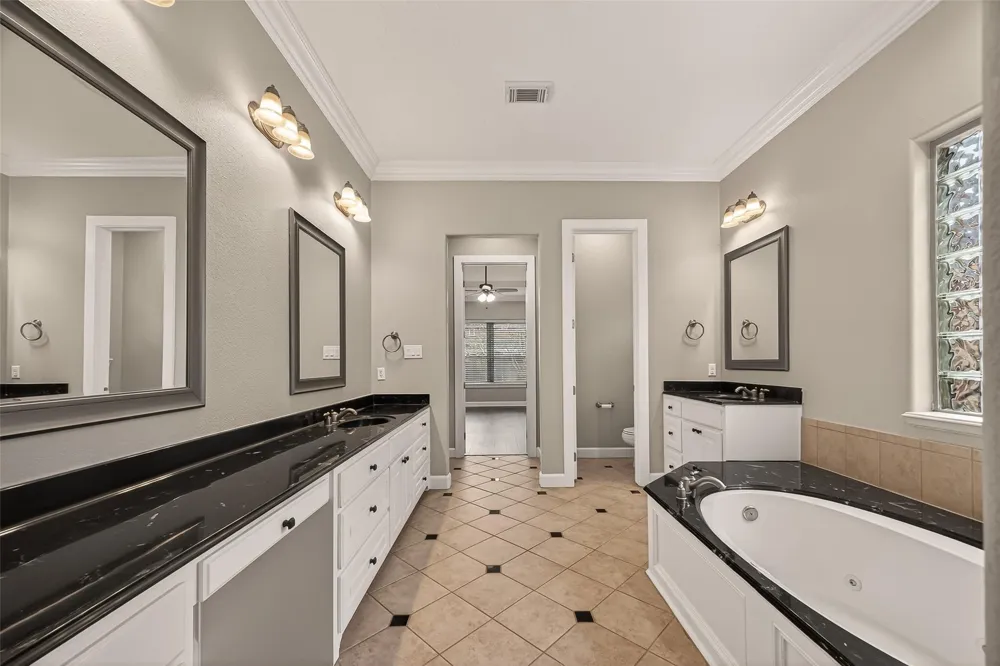 51 English Oak Court Lake Jackson, TX 77566