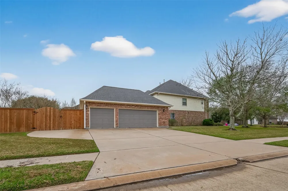51 English Oak Court Lake Jackson, TX 77566
