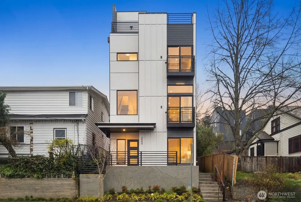 4559 34th Avenue S Seattle, WA 98118