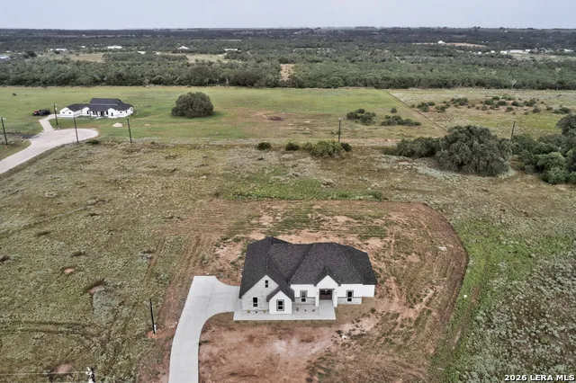 105 Hidden Path Floresville, TX 78114