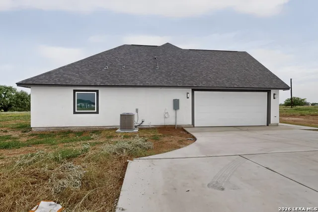 105 Hidden Path Floresville, TX 78114