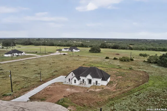 105 Hidden Path Floresville, TX 78114