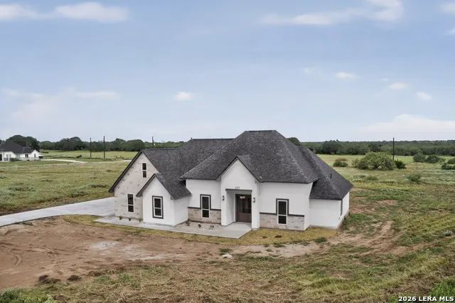 105 Hidden Path Floresville, TX 78114