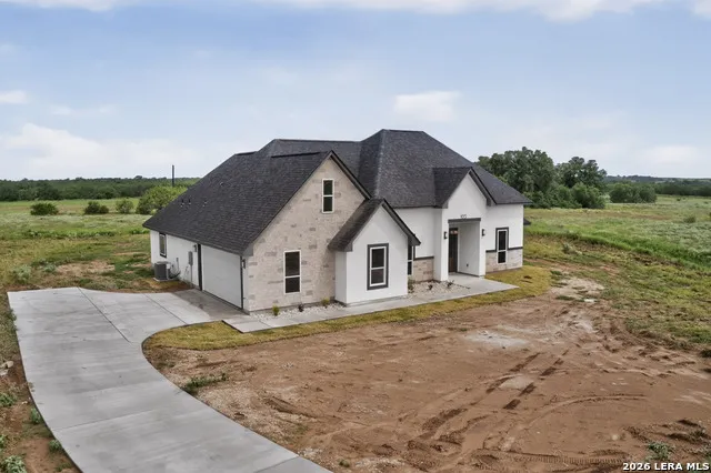 105 Hidden Path Floresville, TX 78114