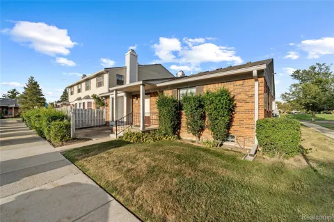 2101 VINE WAY #90
