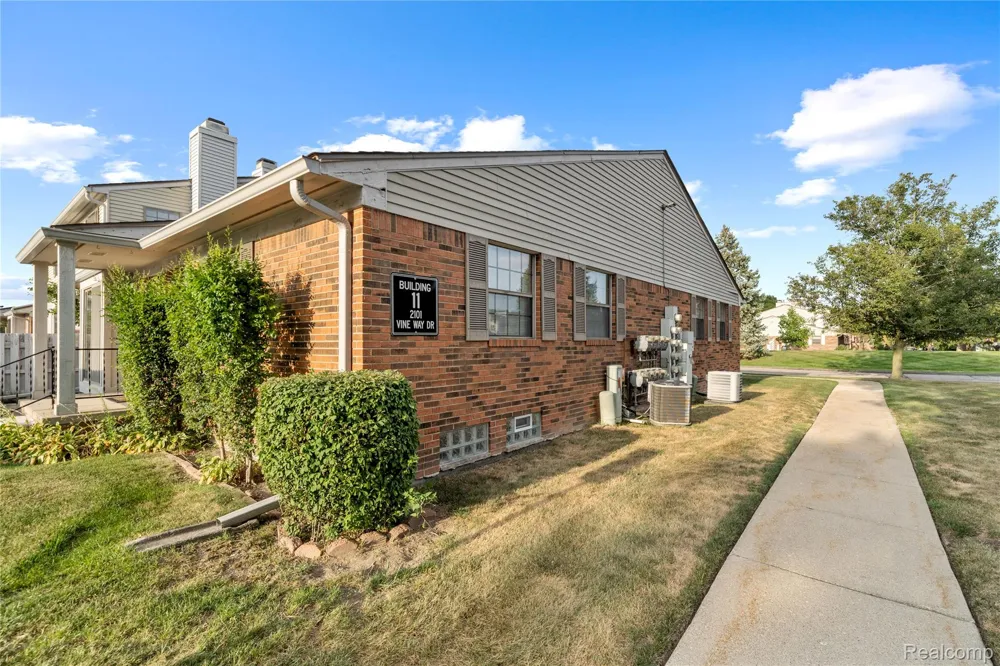 2101 VINE WAY #90 Canton Charter Township, MI 48188