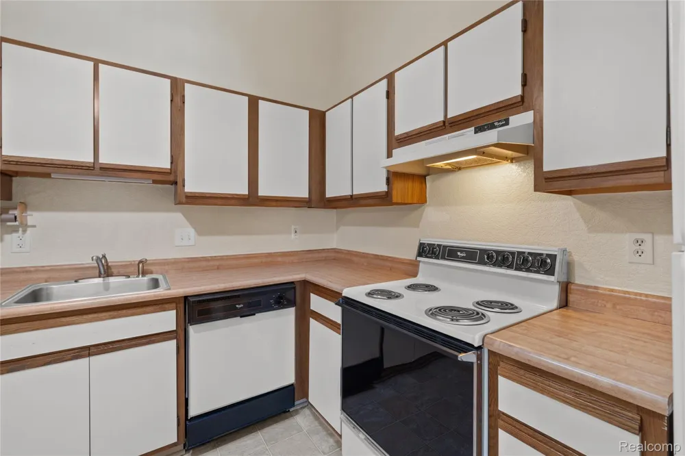 2101 VINE WAY #90 Canton Charter Township, MI 48188