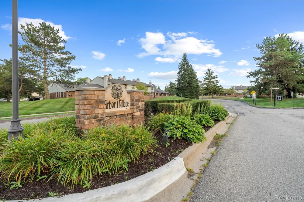 2101 VINE WAY #90 Canton Charter Township, MI 48188