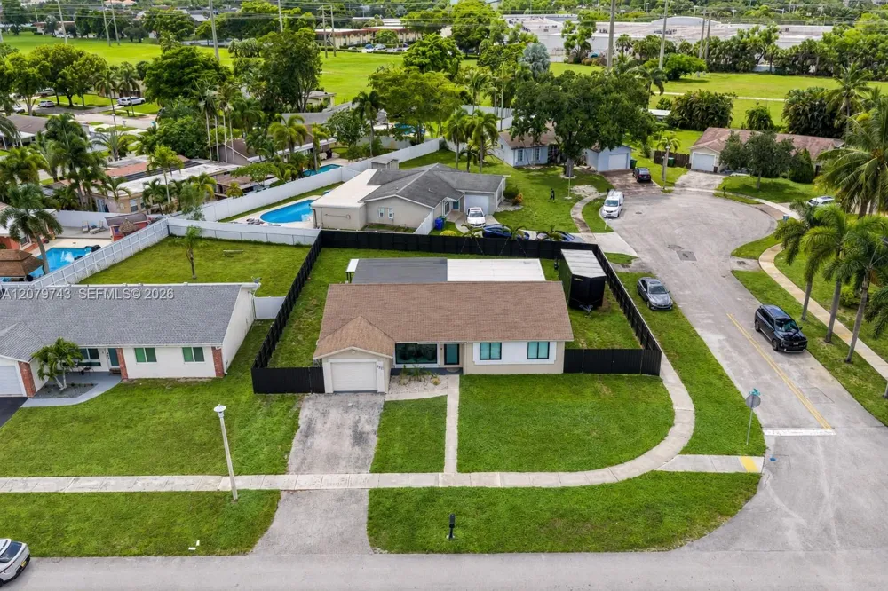 620 NW 98th Ave Pembroke Pines, FL 33024