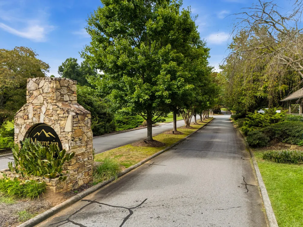 476 Licklog Ridge Hayesville, NC 28904