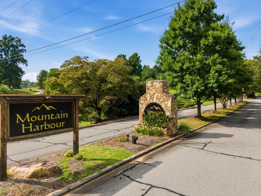 476 Licklog Ridge Hayesville, NC 28904