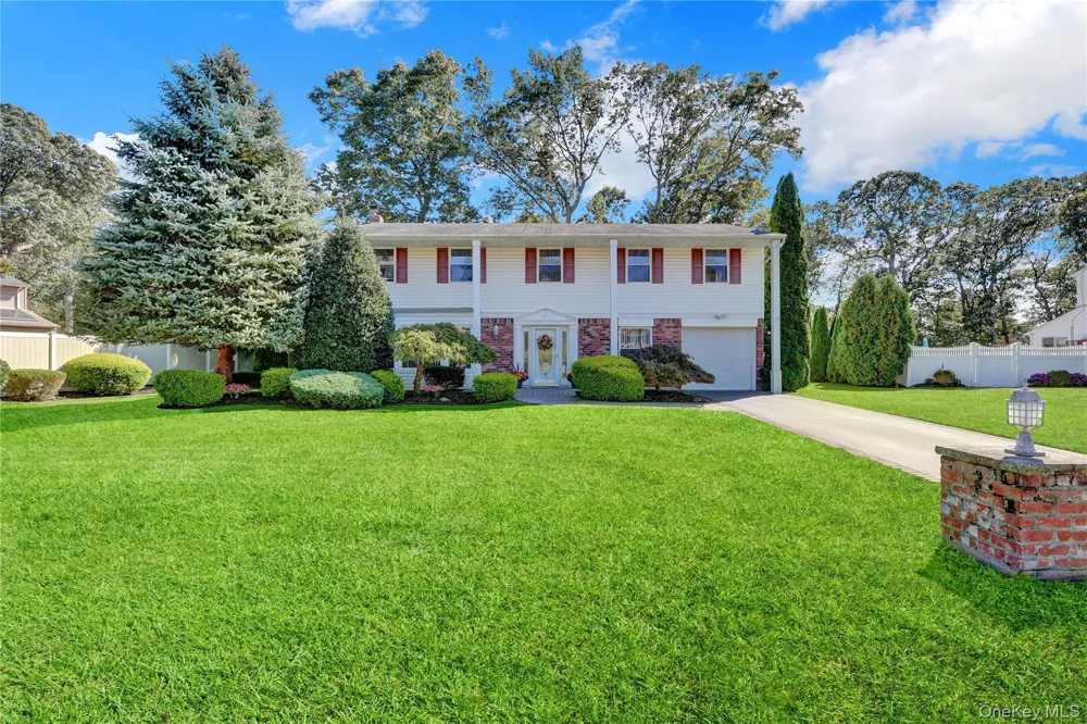 14 Milhouse Lane Lake Grove, NY 11755