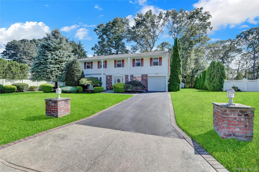 14 Milhouse Lane Lake Grove, NY 11755