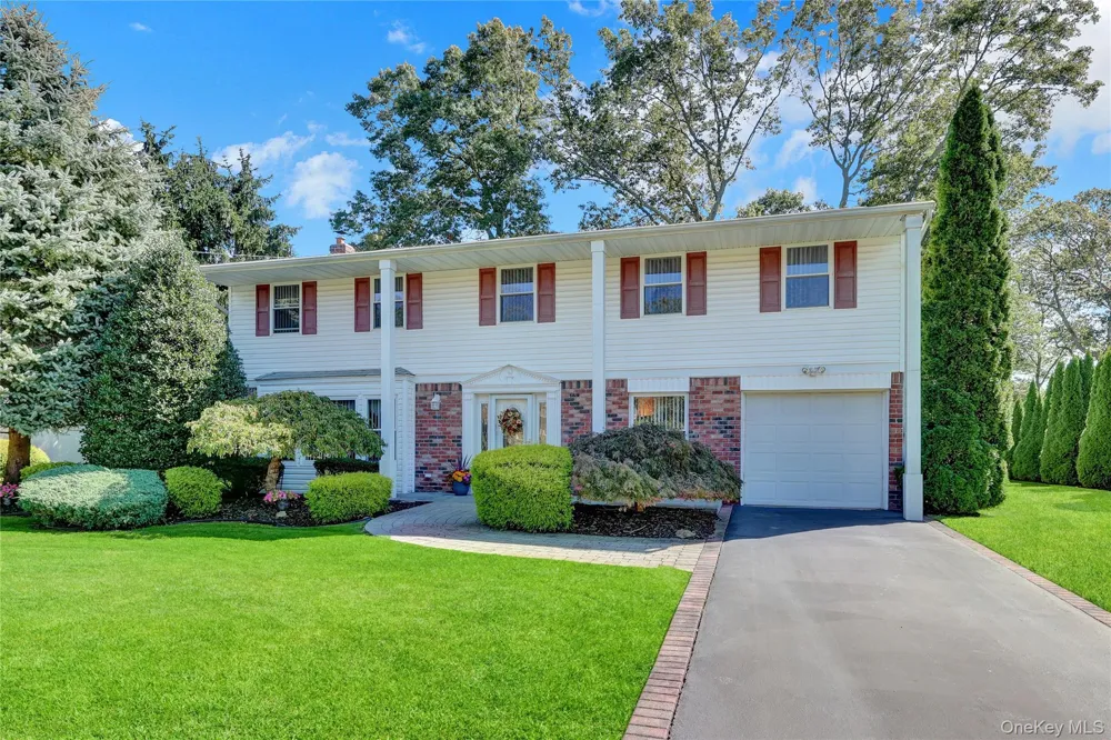 14 Milhouse Lane Lake Grove, NY 11755