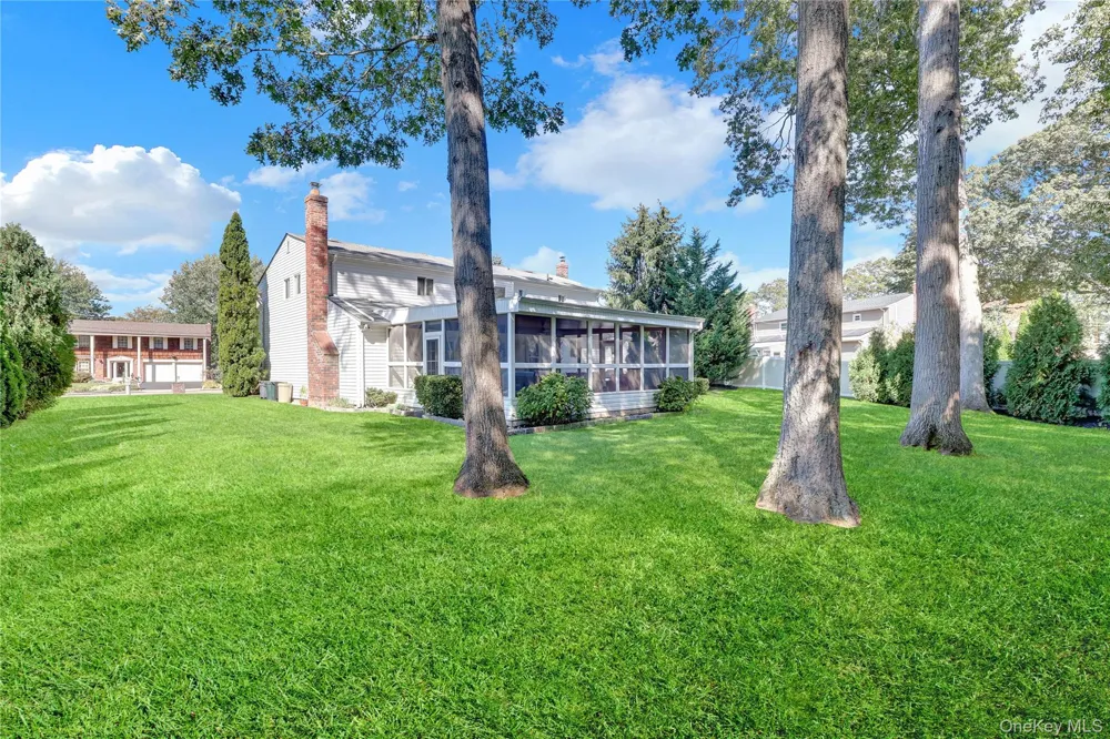 14 Milhouse Lane Lake Grove, NY 11755