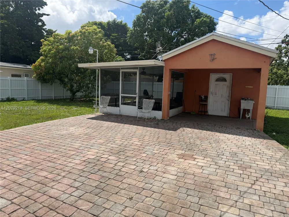 962 E 19th St Hialeah, FL 33013