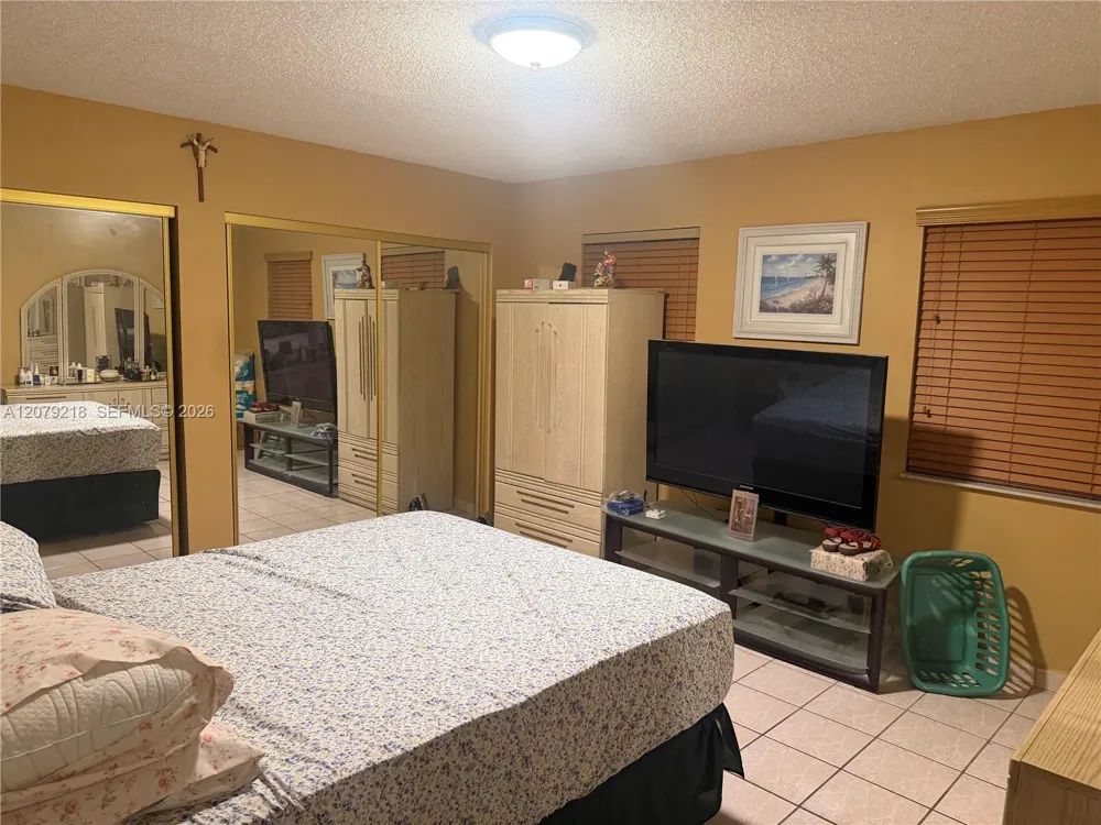 962 E 19th St Hialeah, FL 33013
