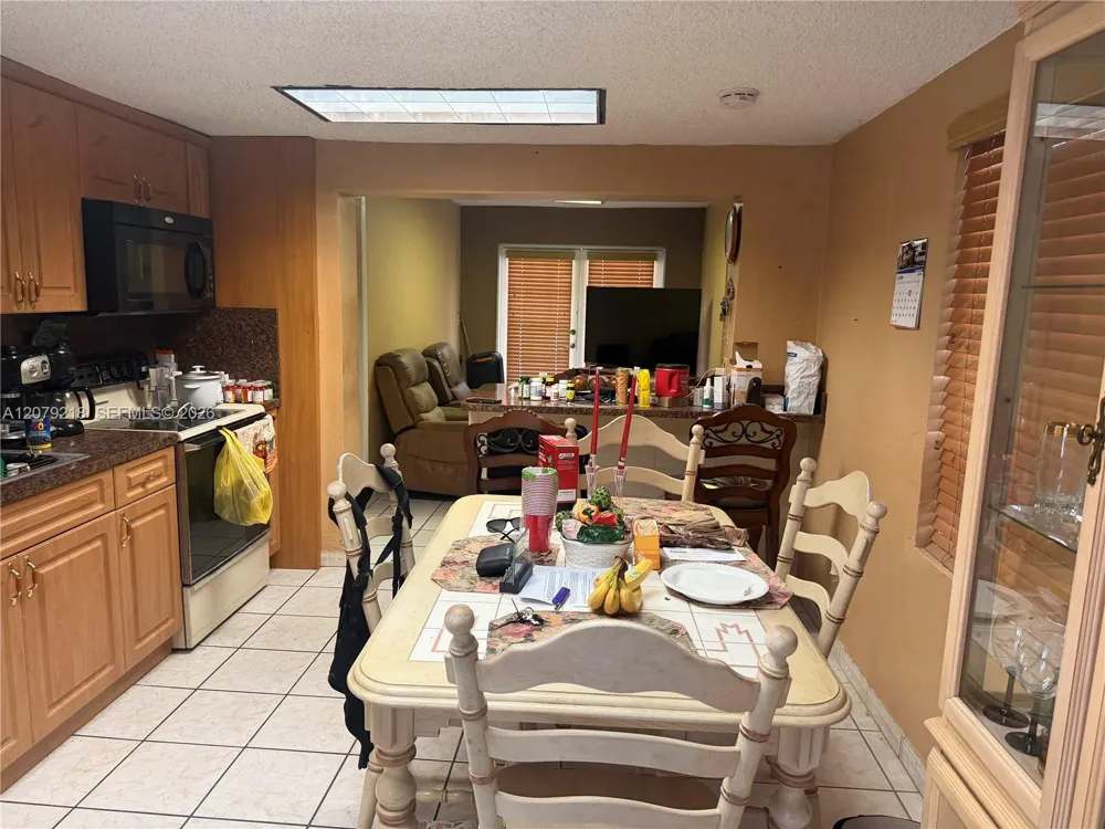 962 E 19th St Hialeah, FL 33013