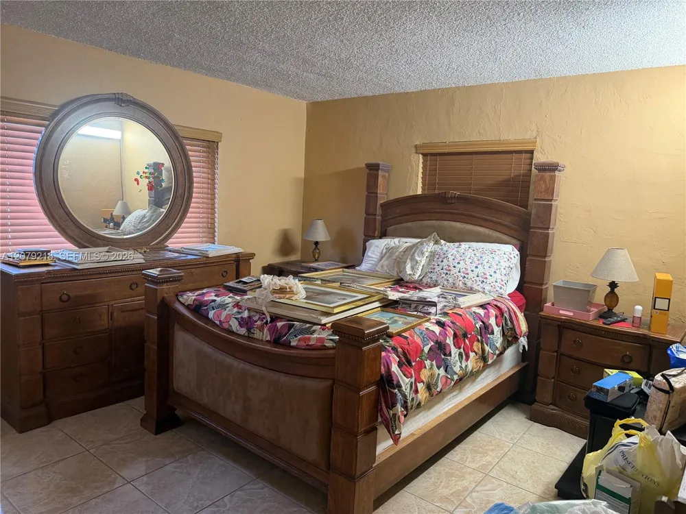 962 E 19th St Hialeah, FL 33013