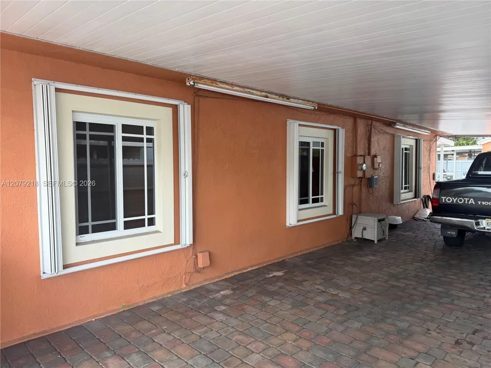 962 E 19th St Hialeah, FL 33013