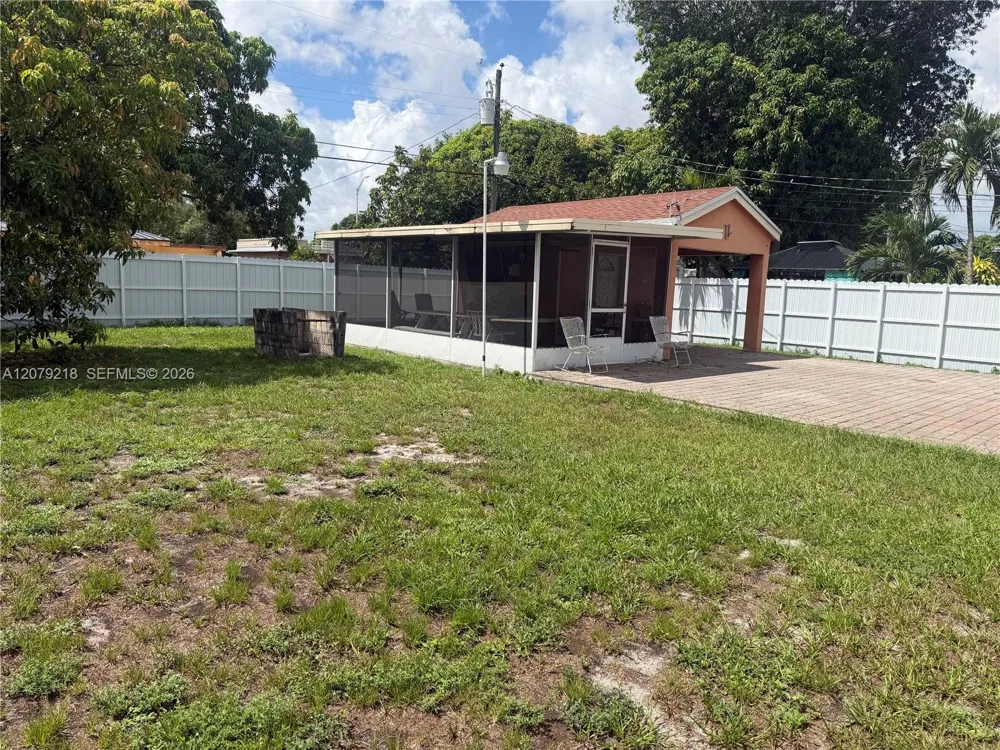 962 E 19th St Hialeah, FL 33013