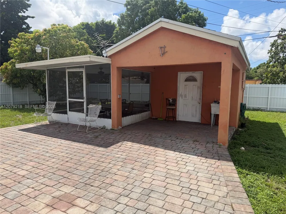 962 E 19th St Hialeah, FL 33013