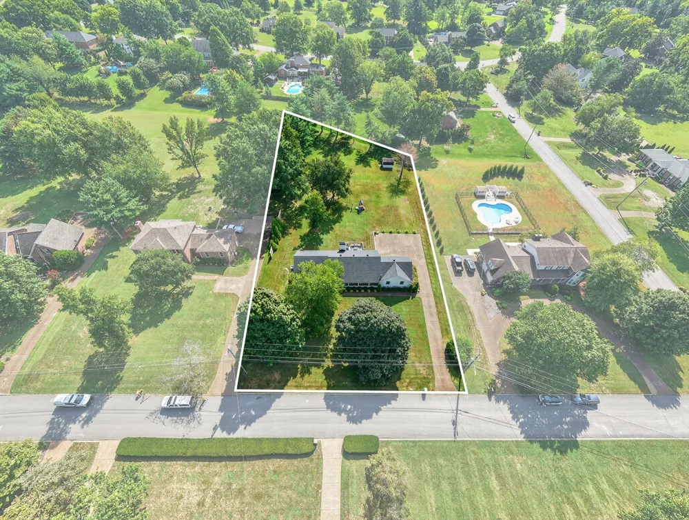 1305 Chickasaw Dr Brentwood, TN 37027