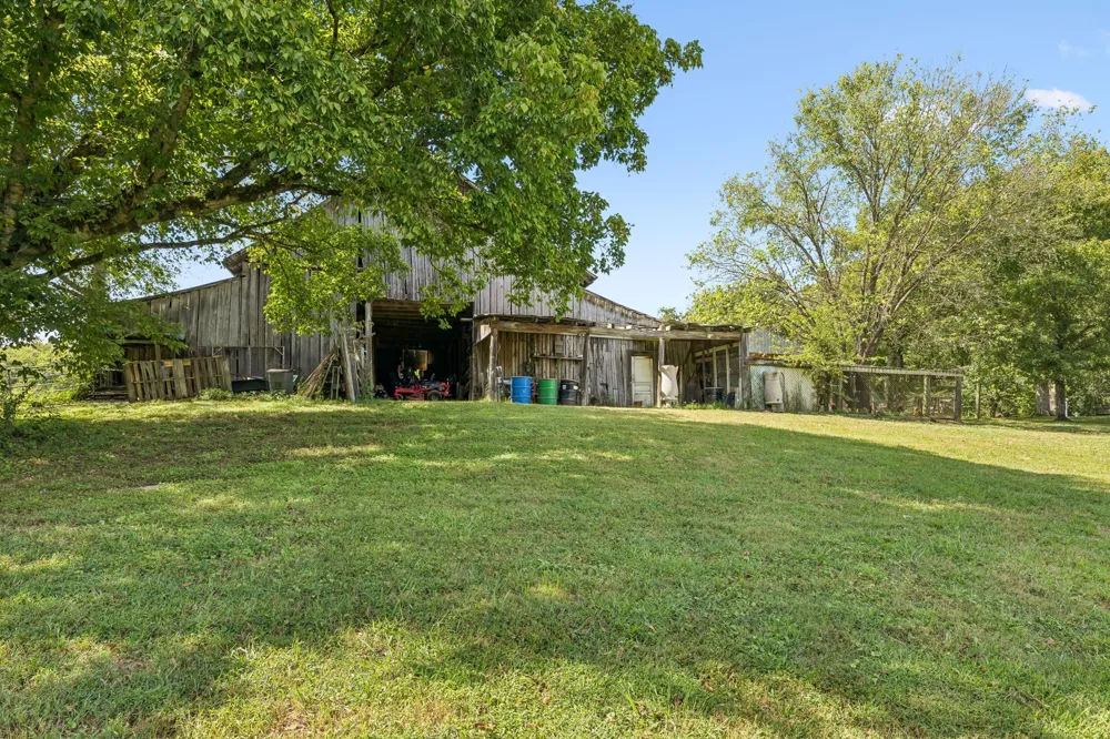 3087 Valley Creek Rd Culleoka, TN 38451