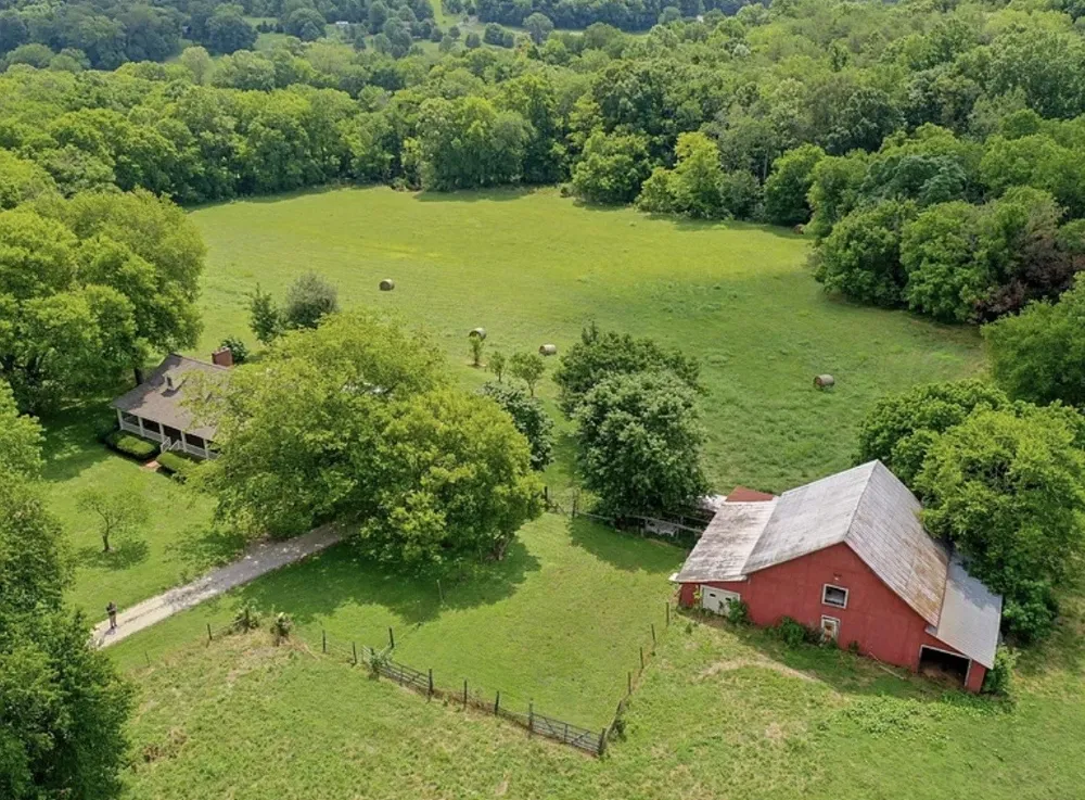 3087 Valley Creek Rd Culleoka, TN 38451